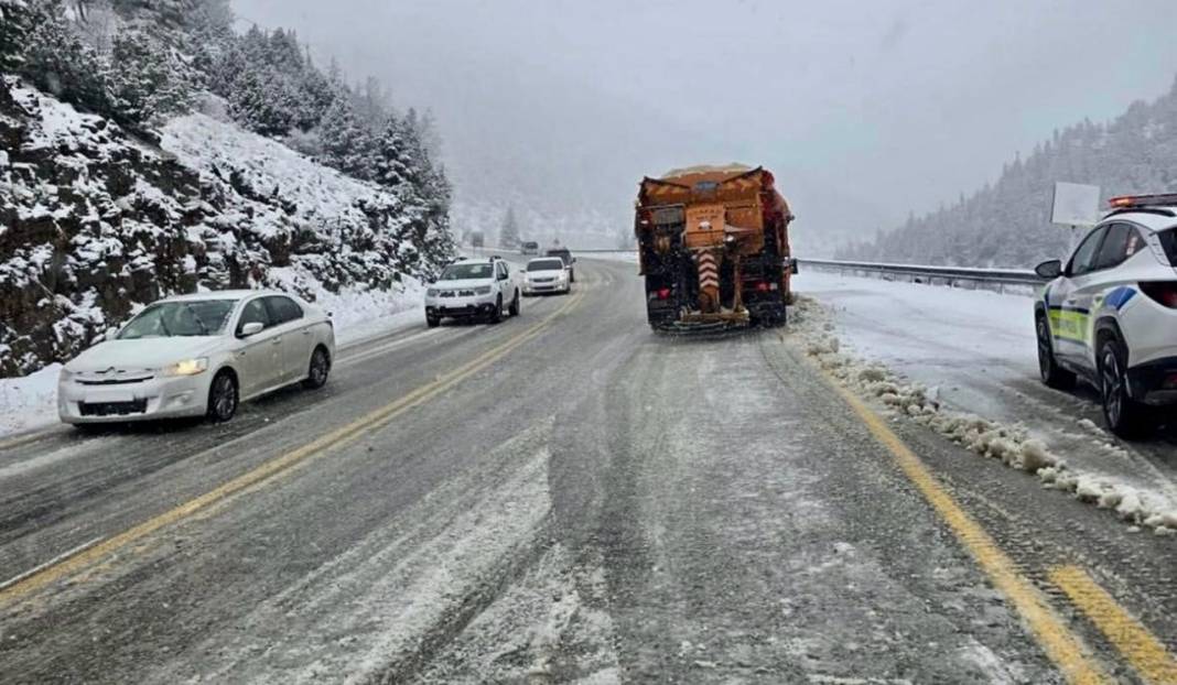 Ekipler seferber oldu! Konya-Antalya yolunda beyaz sürpriz 6
